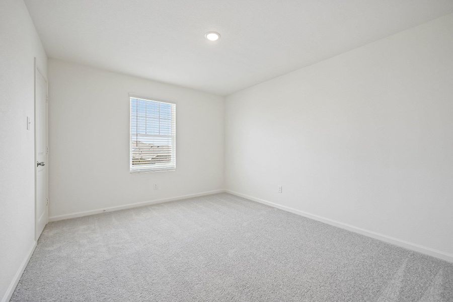 Spacious, unfurnished interior of a new home in Eagles Landing, Elgin (Image 8).