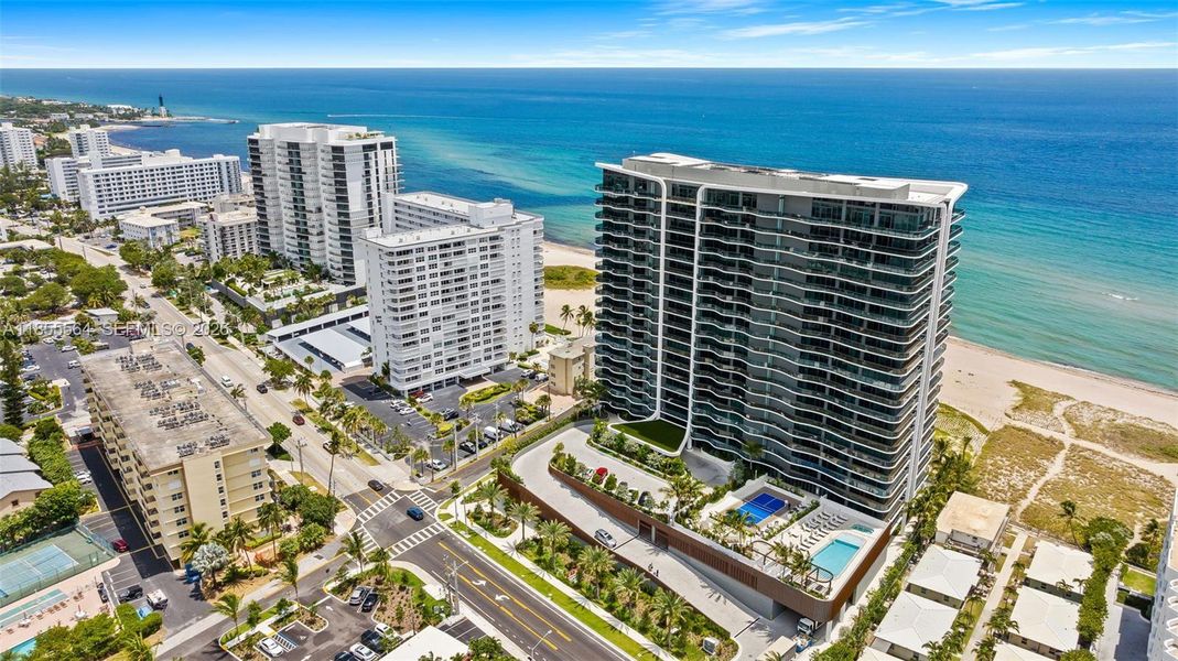 Condo located in Pompano Beach, FL showcasing its design and architecture (Image 6).