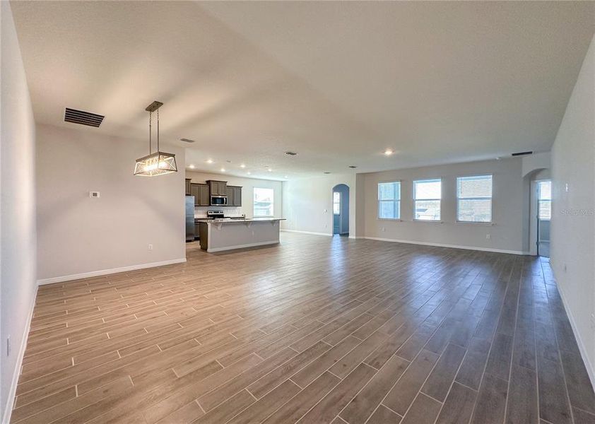 Spacious, unfurnished interior of a new home in , Winter Garden (Image 33).