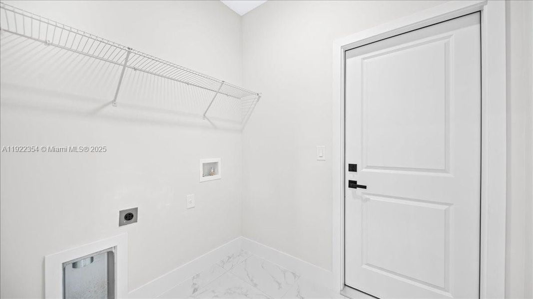 Spacious, unfurnished interior of a new home in , Lehigh Acres (Image 18).