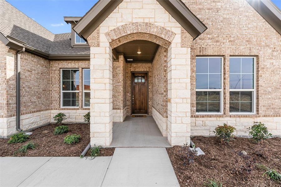 Exterior details and patio area of a home in Waterford Park, Weatherford (Image 3).