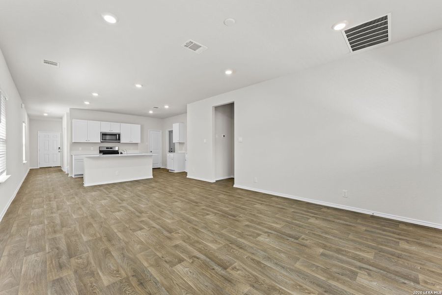 Spacious, unfurnished interior of a new home in Hunters Ranch, San Antonio (Image 21).