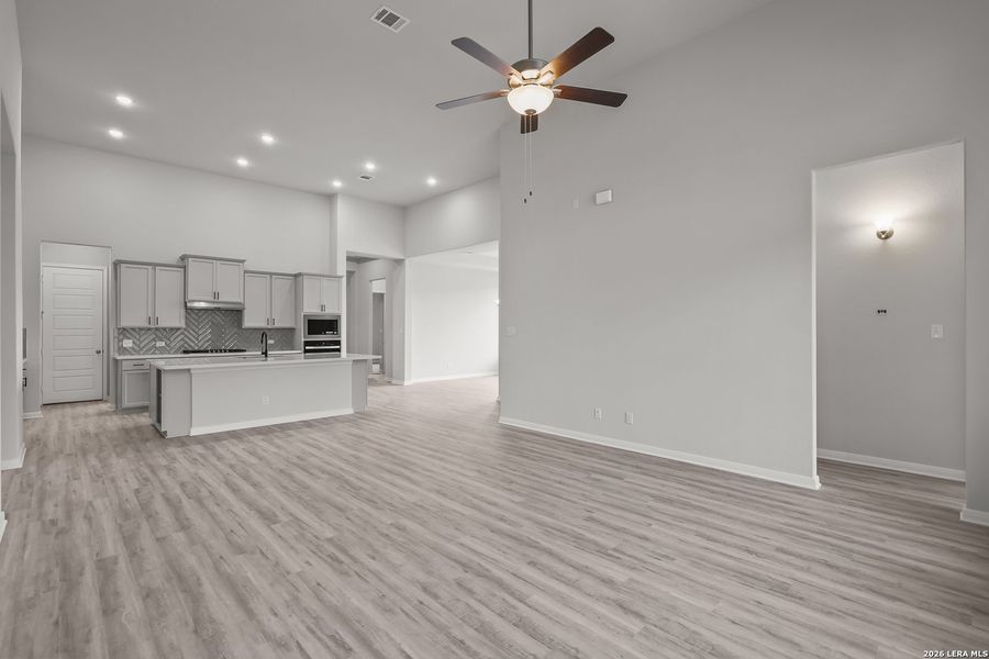 Spacious, unfurnished interior of a new home in Buffalo Crossing, Cibolo (Image 29).