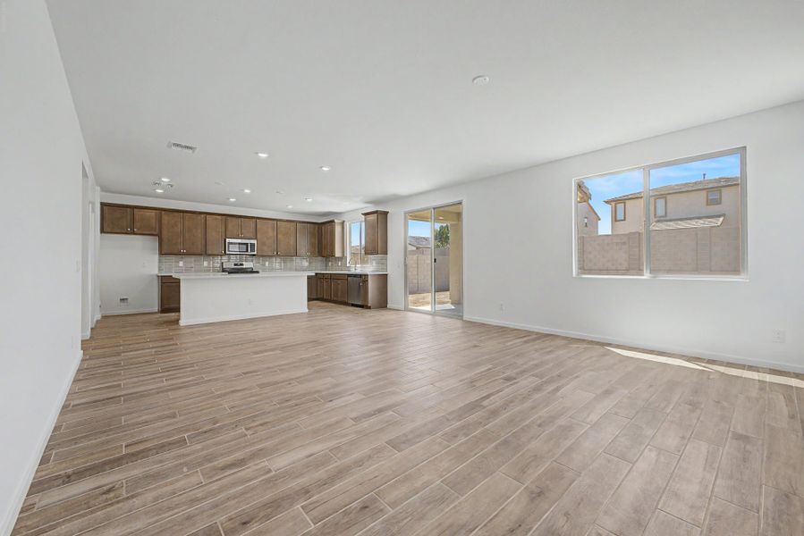Spacious, unfurnished interior of a new home in Frontera, Surprise (Image 10).