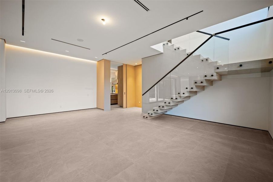 Spacious, unfurnished interior of a new home in , Miami (Image 38).