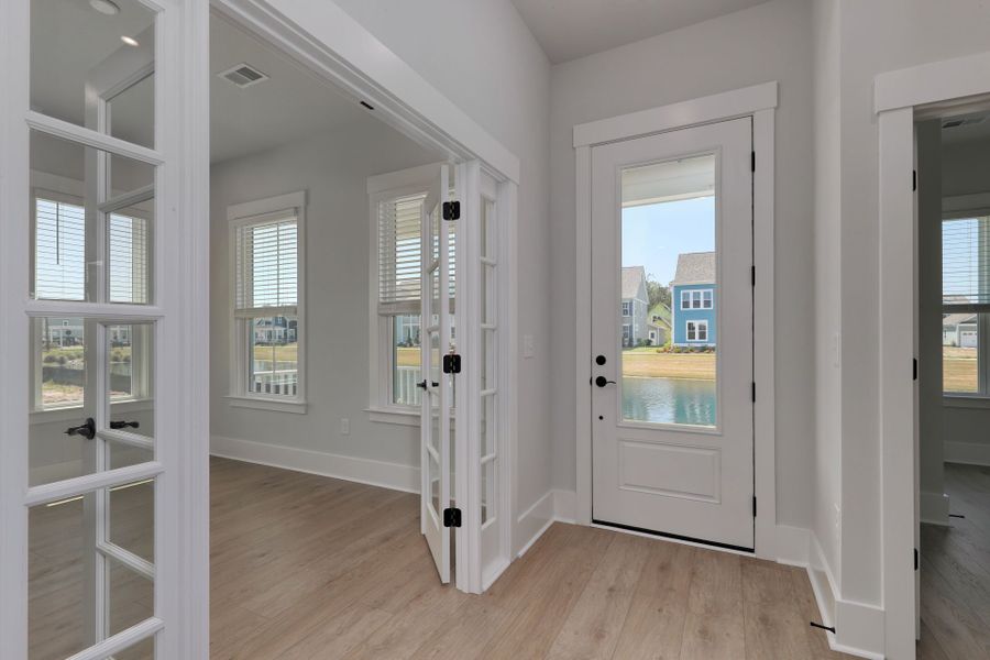 Spacious, unfurnished interior of a new home in SayeBrook, Myrtle Beach (Image 14).