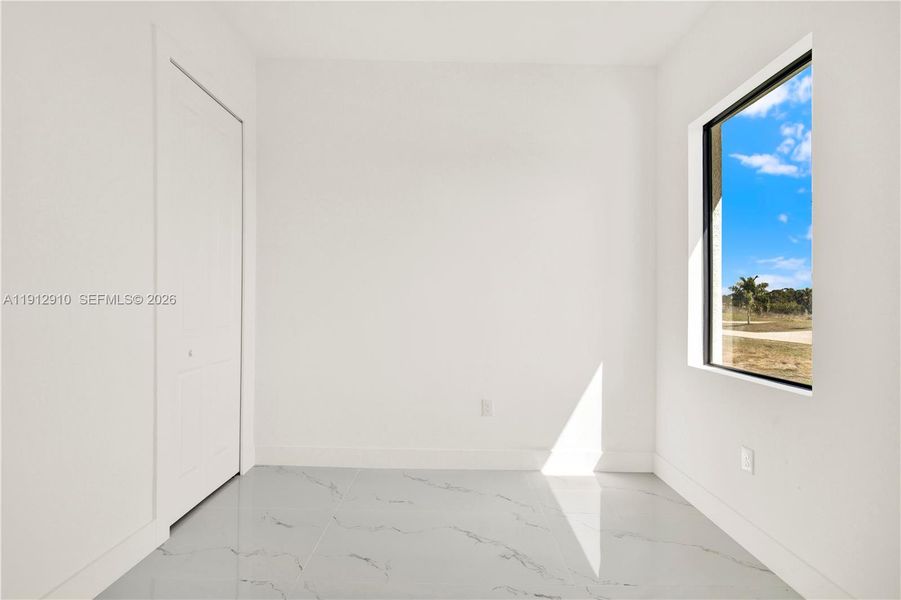 Spacious, unfurnished interior of a new home in , Lehigh Acres (Image 9).