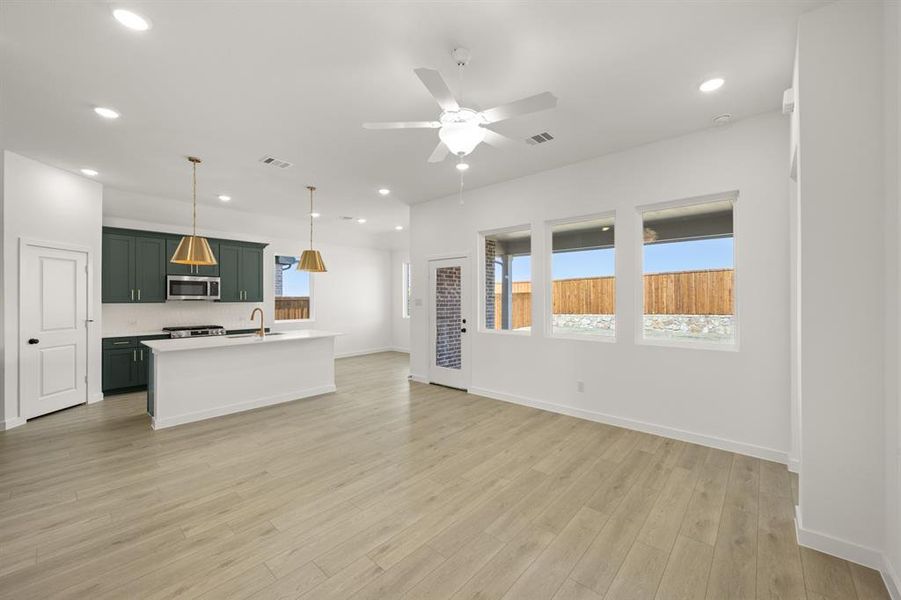 10_661 Tyronza- Living Room-1