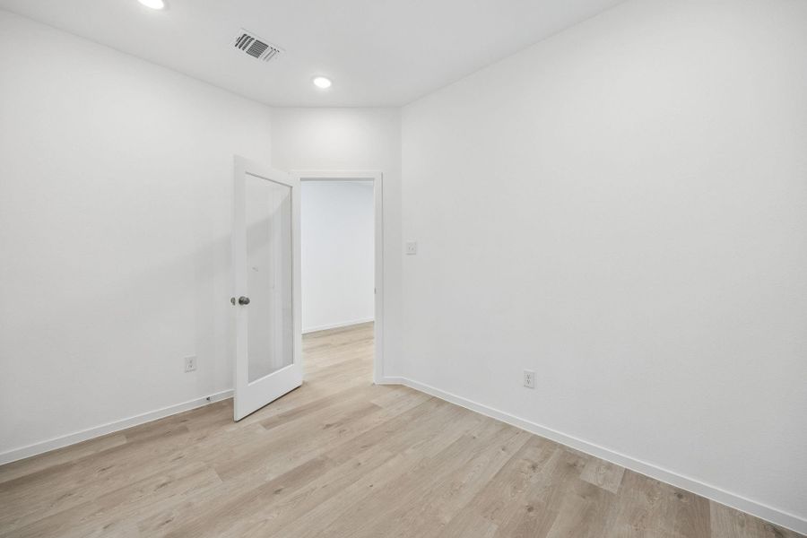 Spacious, unfurnished interior of a new home in Stokesbury, Waller (Image 25).