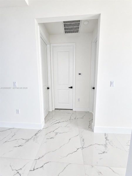 Spacious, unfurnished interior of a new home in , Lehigh Acres (Image 20).