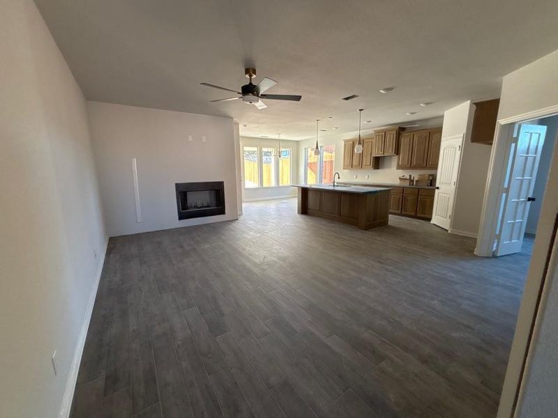 Spacious, unfurnished interior of a new home in Waterford Park, Weatherford (Image 6).