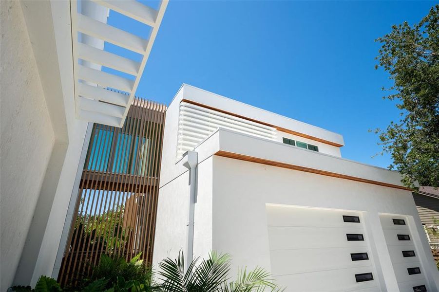 Condo located in Sarasota, FL showcasing its design and architecture (Image 5).