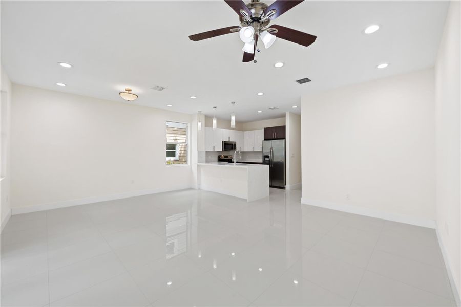 Spacious, unfurnished interior of a new home in , Fort Lauderdale (Image 11).