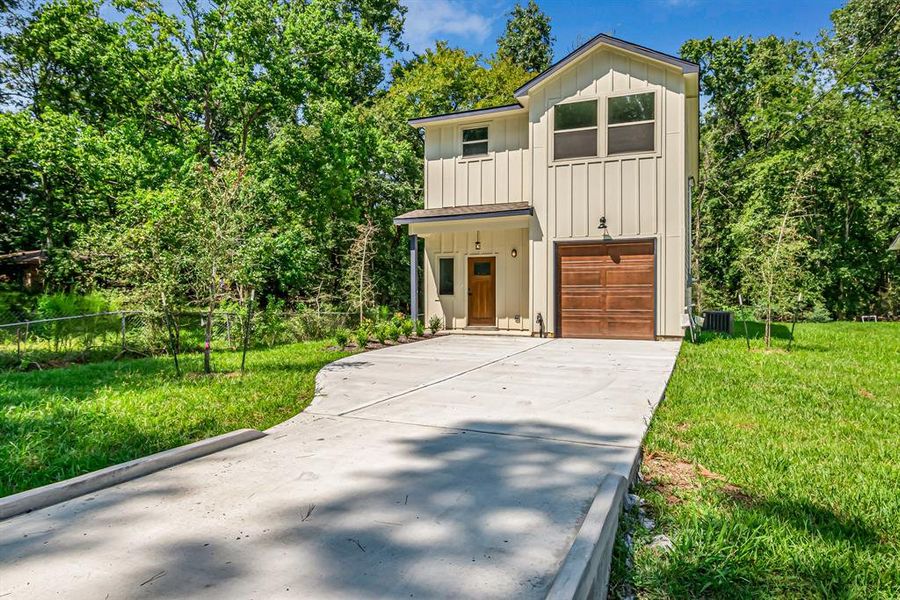 Welcome to this new construction home in the community of Lake Conroe Forest.