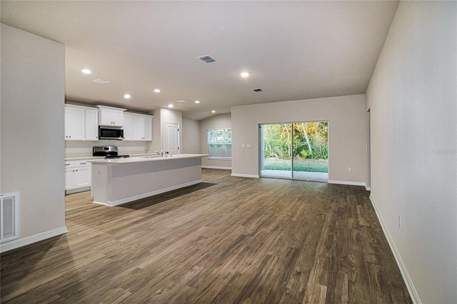 Spacious, unfurnished interior of a new home in , Ocala (Image 14).