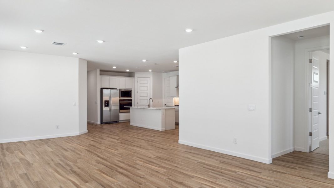 Spacious, unfurnished interior of a new home in Aloravita, Peoria (Image 20).