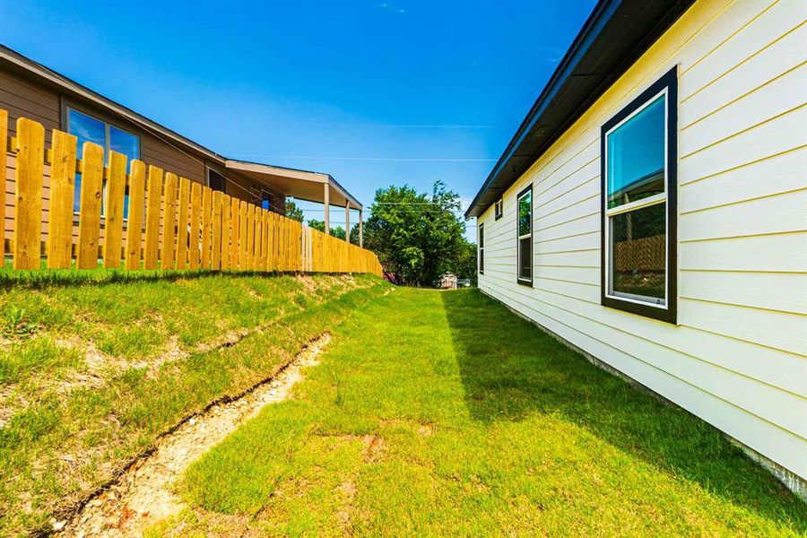 Exterior details and patio area of a home in , Granbury (Image 21).