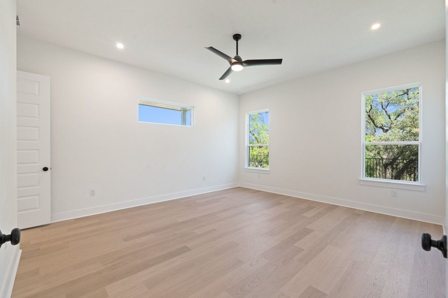 Spacious, unfurnished interior of a new home in Persimmon, Buda (Image 43).