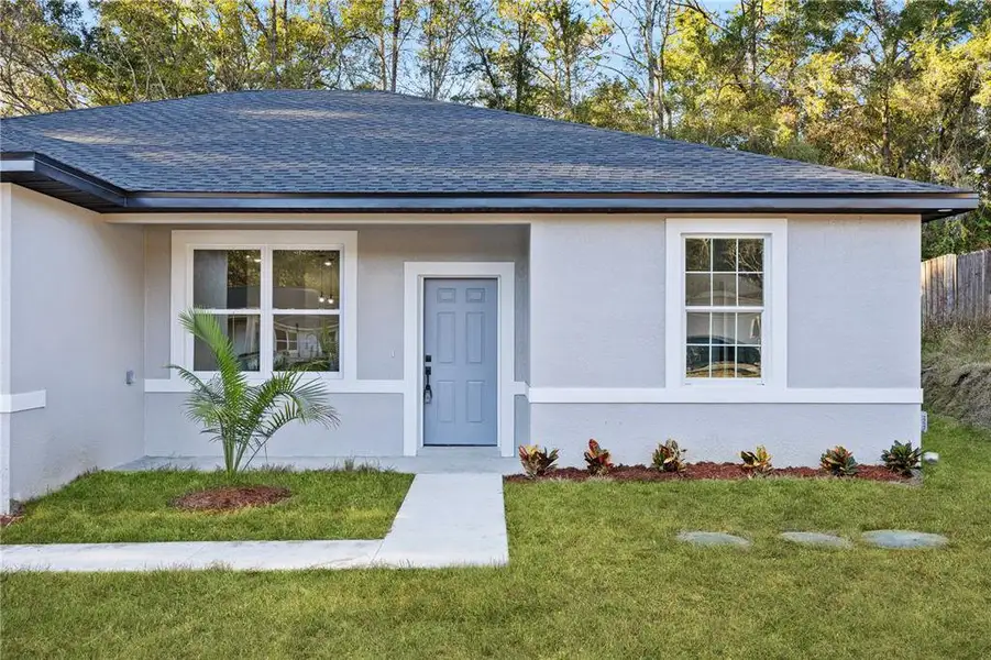 Exterior details and patio area of a home in , Dunnellon (Image 4).