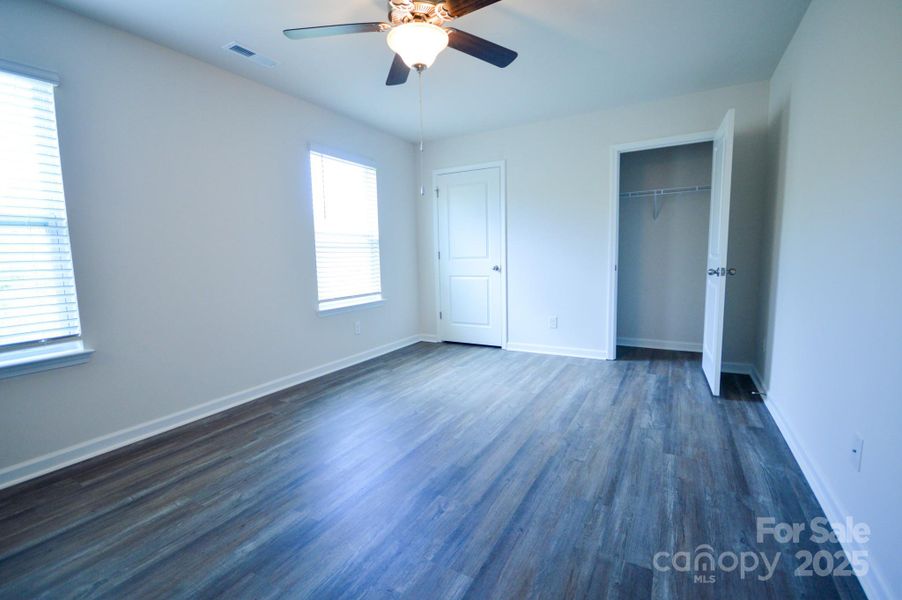 Spacious, unfurnished interior of a new home in Aberdeen Place, Asheville (Image 9).