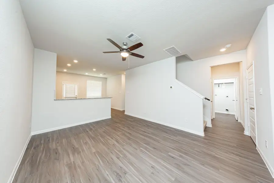Spacious, unfurnished interior of a new home in River's Edge, Conroe (Image 8).