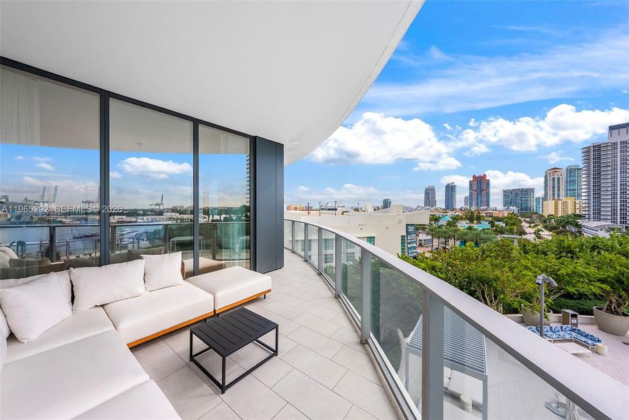 Condo located in Miami Beach, FL showcasing its design and architecture (Image 19).