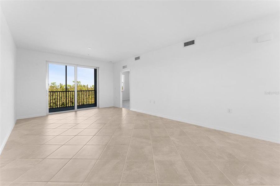 Spacious, unfurnished interior of a new home in Heritage Landing: Veranda Condominiums, Punta Gorda (Image 42).