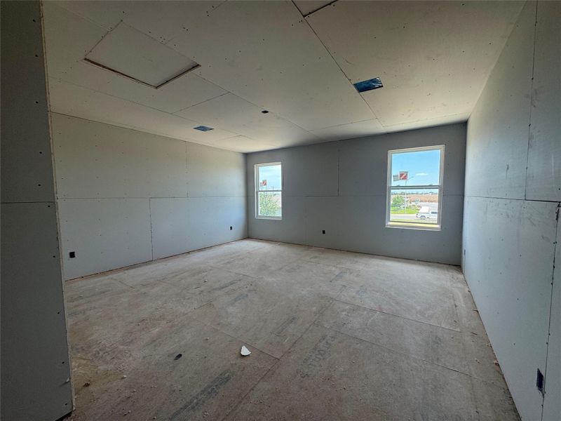 Spacious, unfurnished interior of a new home in Village at Three Oaks, Seguin (Image 8).
