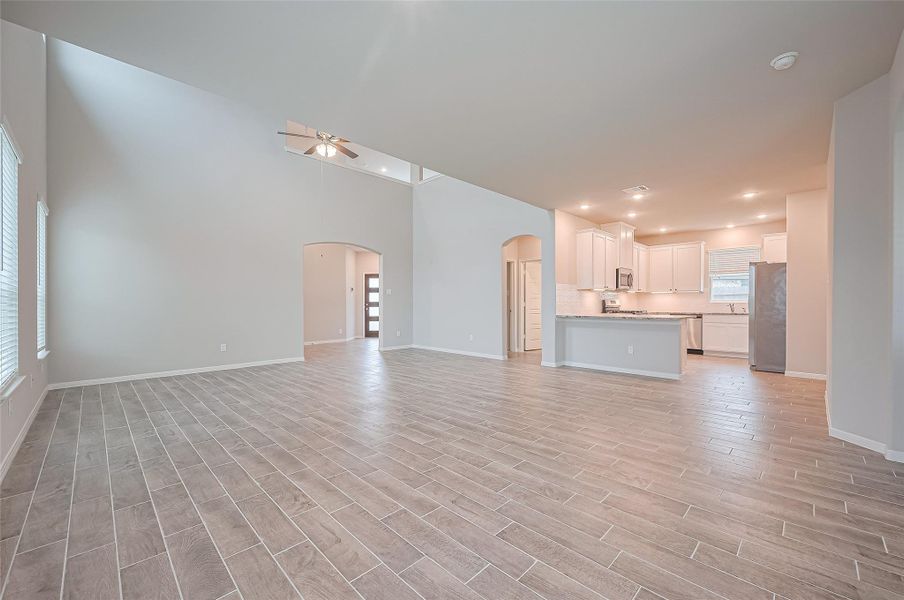 Spacious, unfurnished interior of a new home in Sunterra, Katy (Image 35).