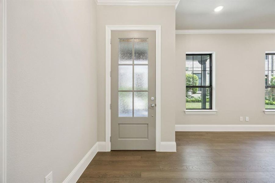 Front door letting in plenty of natural light. Front door letting in plenty of natural light.