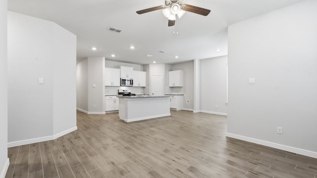 Spacious, unfurnished interior of a new home in Saratoga, Granbury (Image 13).