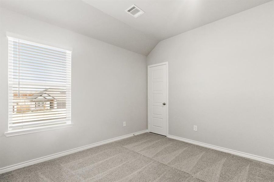 Spacious, unfurnished interior of a new home in Rocky Creek Crossing, Fort Worth (Image 14).