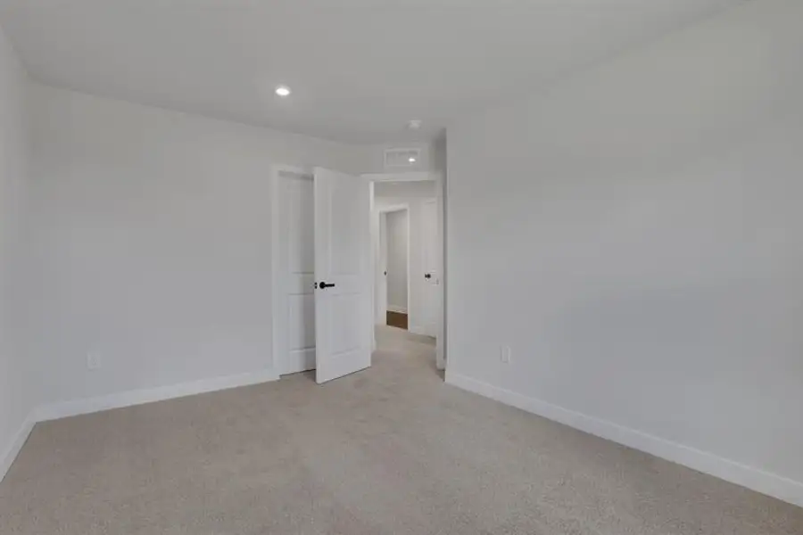 Spacious, unfurnished interior of a new home in Laurel Fields, Gainesville (Image 17).