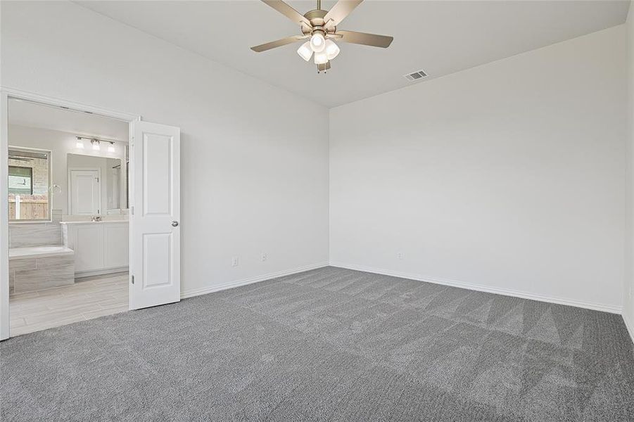 Unfurnished room featuring light carpet and ceiling fan