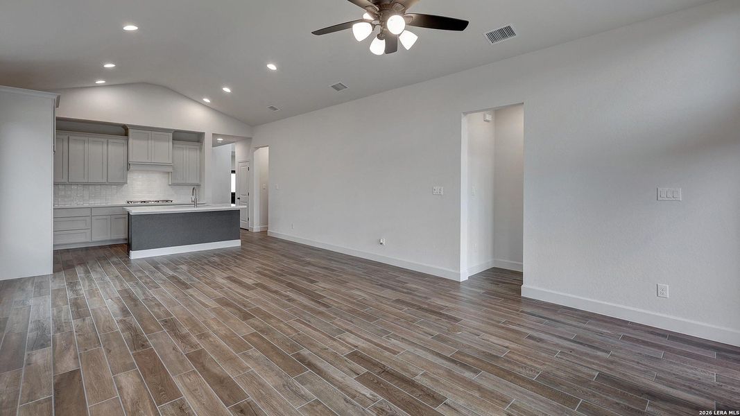 Spacious, unfurnished interior of a new home in Ladera, San Antonio (Image 22).