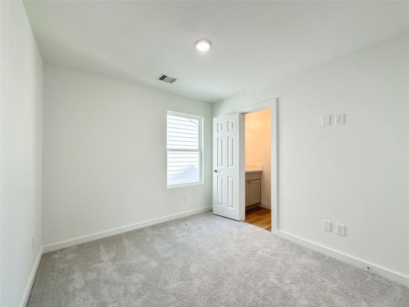 Spacious, unfurnished interior of a new home in , Conroe (Image 22).