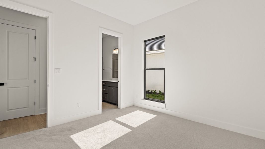 Spacious, unfurnished interior of a new home in Glynlea Country Club, Port St. Lucie (Image 19).