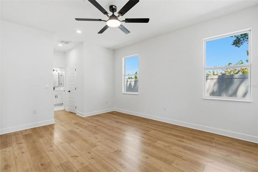 Spacious, unfurnished interior of a new home in , Tampa (Image 25).