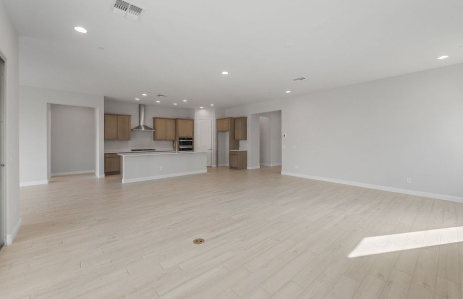 Spacious, unfurnished interior of a new home in Artisan at Asante, Surprise (Image 20).