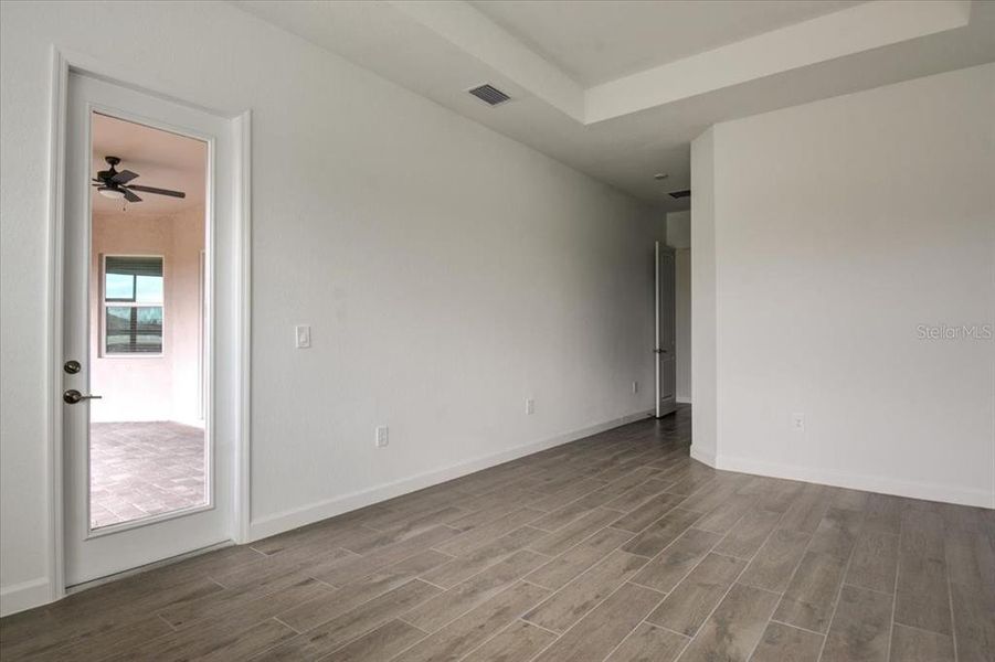 Spacious, unfurnished interior of a new home in Harbor East, Port Charlotte (Image 12).