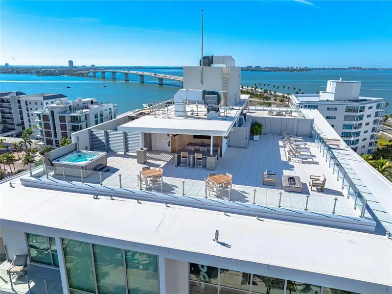 Condo located in Sarasota, FL showcasing its design and architecture (Image 5).