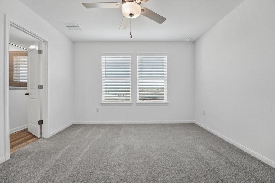 Spacious, unfurnished interior of a new home in Longview, Del Valle (Image 14).