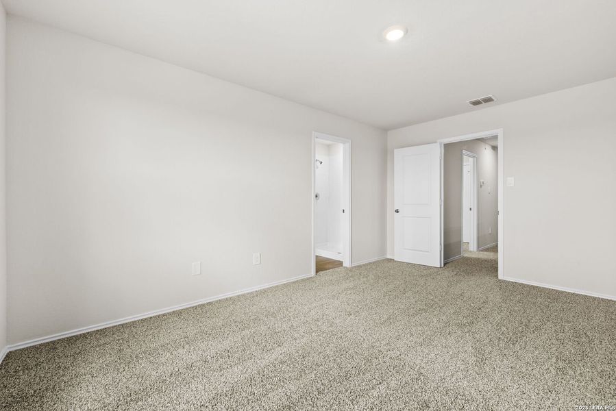 Spacious, unfurnished interior of a new home in Spring Valley, New Braunfels (Image 23).