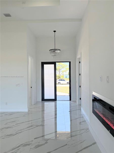 Spacious, unfurnished interior of a new home in , Cape Coral (Image 13).