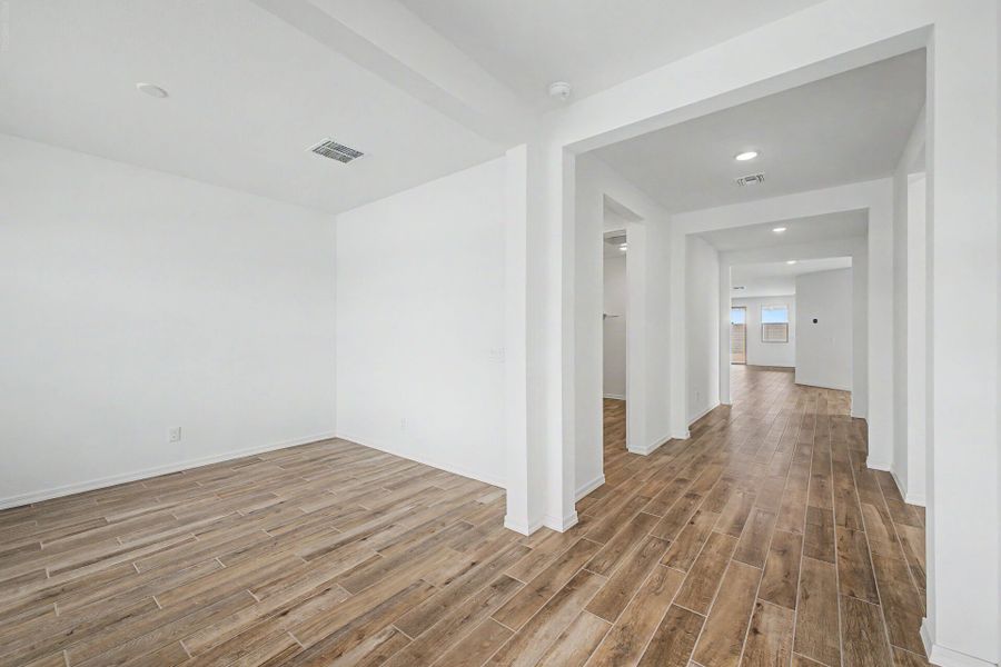 Spacious, unfurnished interior of a new home in White Tank Vistas, Waddell (Image 7).