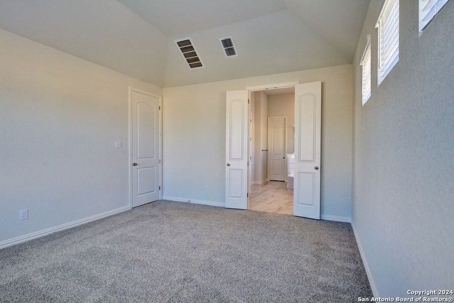 Spacious, unfurnished interior of a new home in Veranda, San Antonio (Image 20).