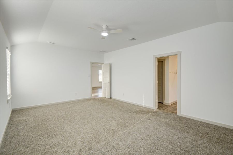 Spacious, unfurnished interior of a new home in , Rosharon (Image 32).