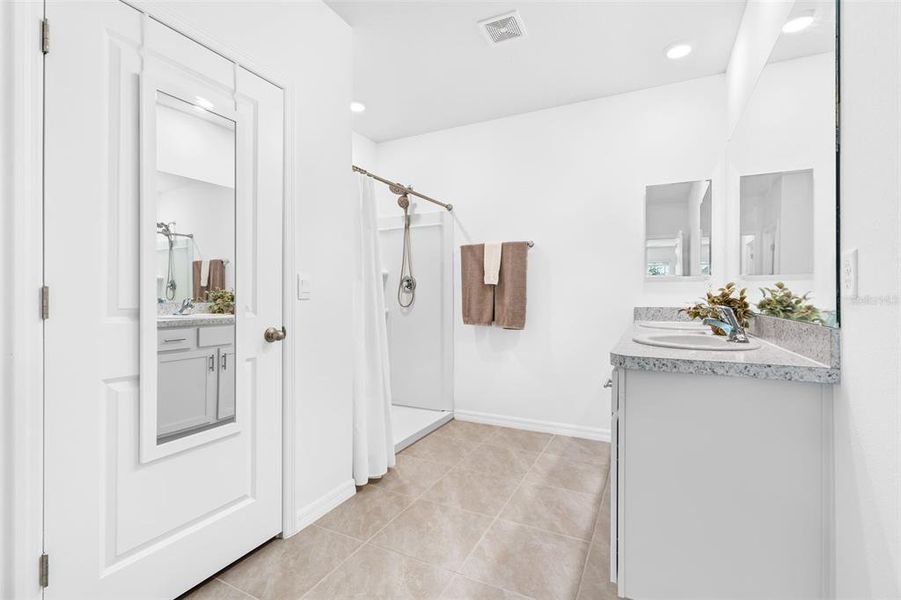 Furnished interior view inside a new home in , Wesley Chapel (Image 28).