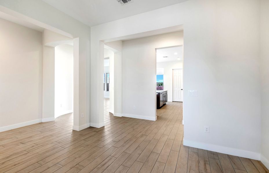 Spacious, unfurnished interior of a new home in Vistoso Canyon Estates, Oro Valley (Image 15).