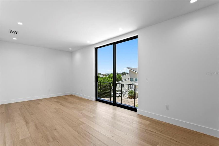 Spacious, unfurnished interior of a new home in , Tierra Verde (Image 25).